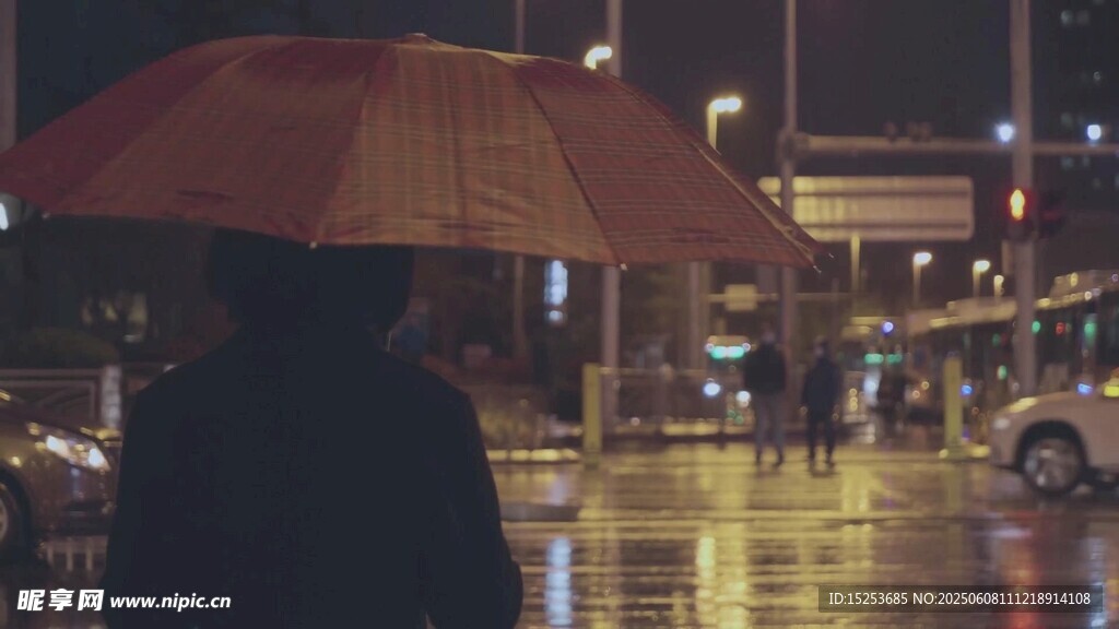 雨夜撑伞人