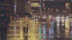 雨夜街头行人的光影瞬间