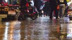 雨中街道行人与积水景象