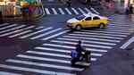 城市路口的车辆与行人