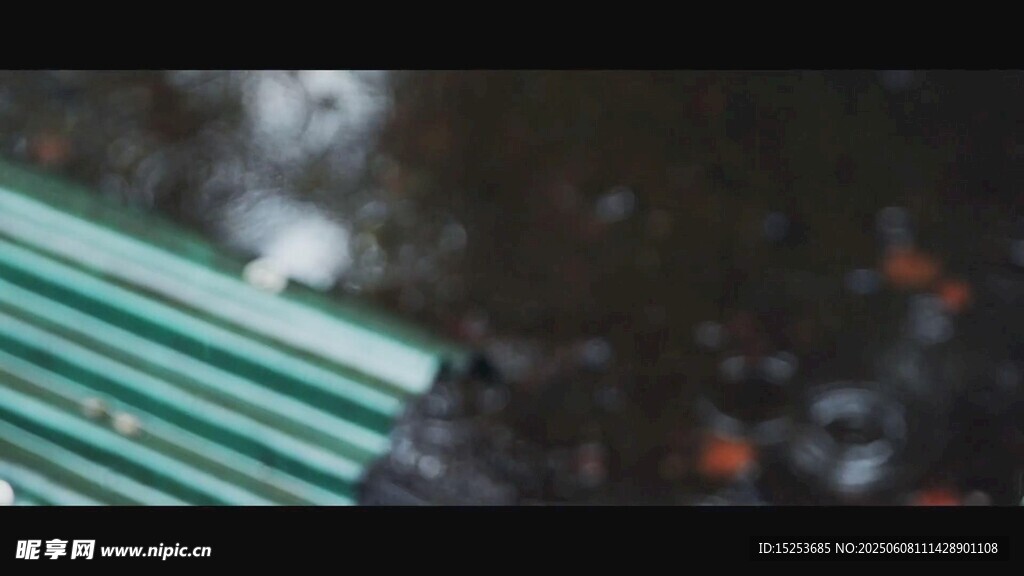 绿色波纹板下的地面景象