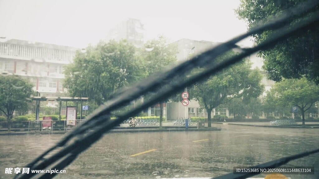 车内视角的雨刮器与街景