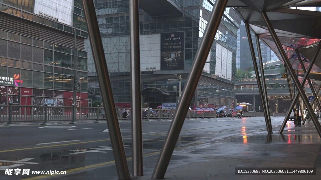 雨中城市建筑钢架景观