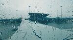 透过雨幕看机场建筑
