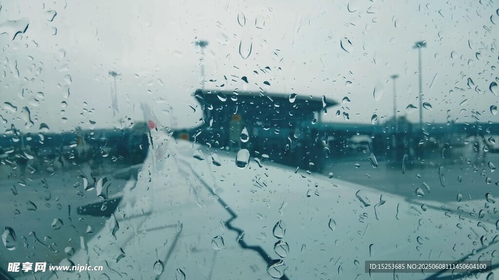 透过雨幕看机场建筑