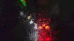 雨中车窗看红色灯光
