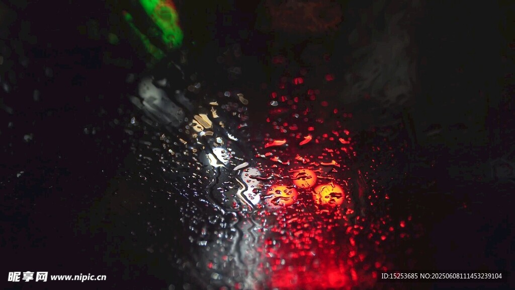 雨中车窗看红色灯光