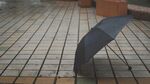 雨中倒地的黑色折叠伞