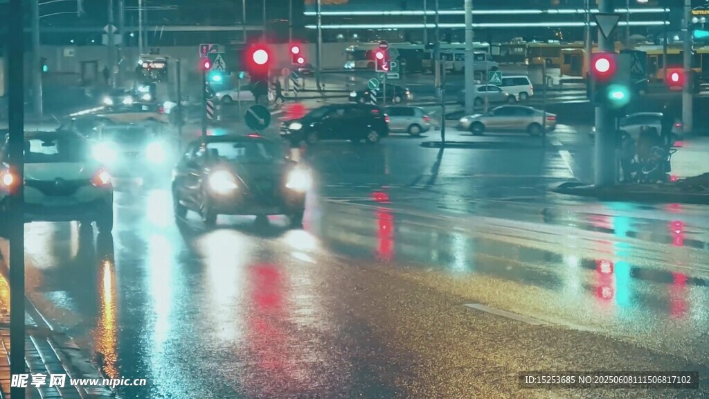 雨夜城市道路行车景象