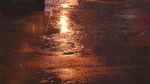 雨夜街道的光影反射