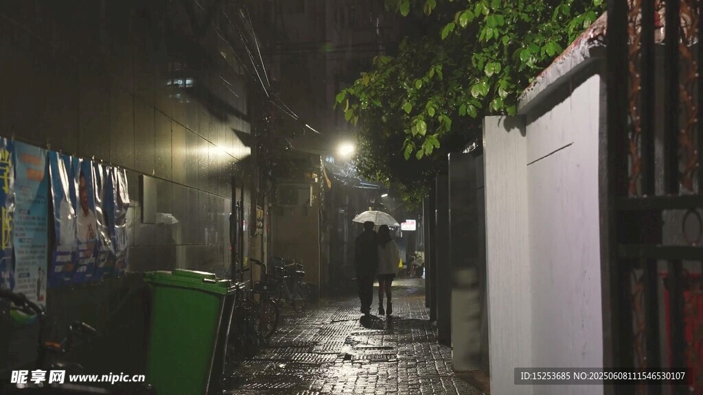 夜晚小巷的静谧景象
