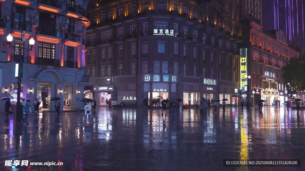 城市雨夜建筑倒影美景