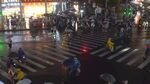 夜晚城市街道行人景象