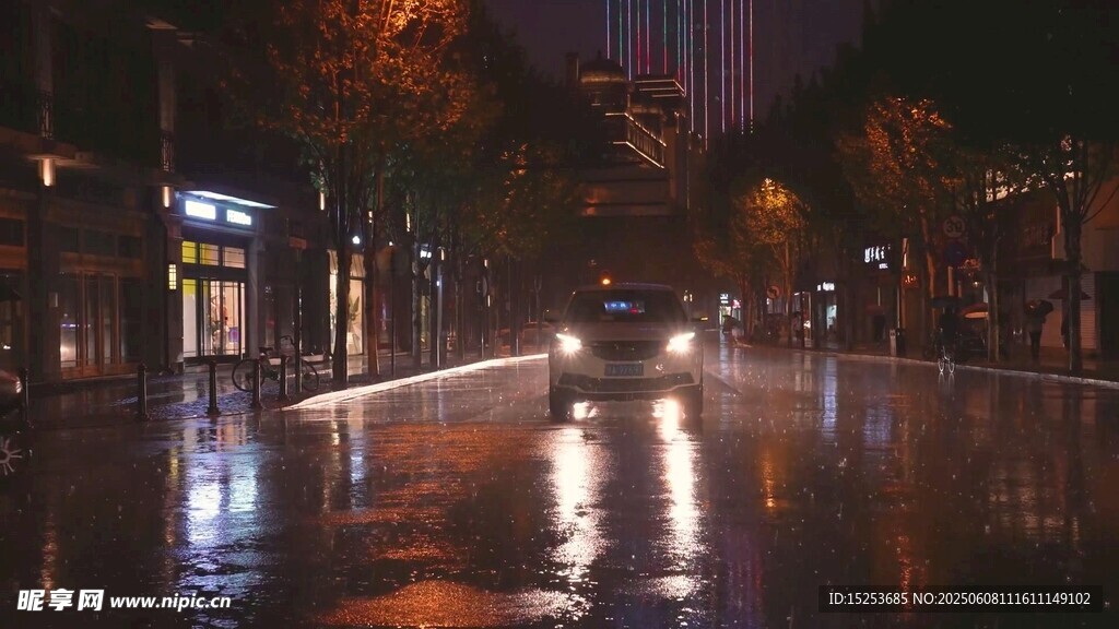雨夜城市街道车辆行驶