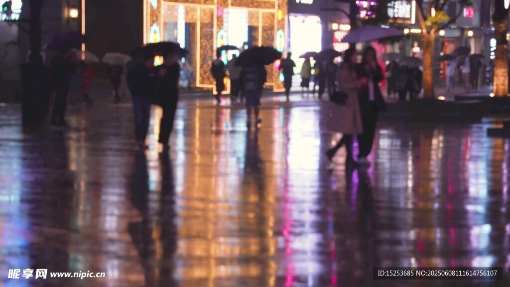 雨夜街头行人的光影倒影