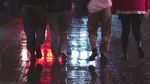 雨夜行人的光影足迹