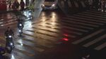 雨夜街道行人与车辆景象