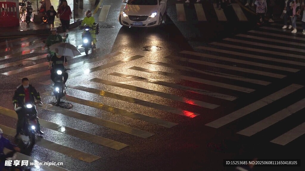 雨夜街道行人与车辆景象