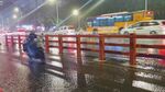 雨夜街头骑行者与护栏
