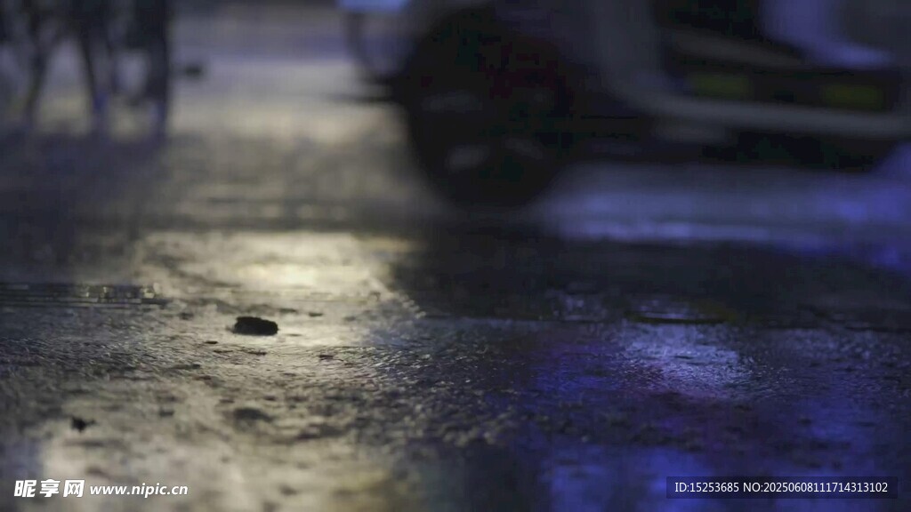 雨夜地面光影与车辆痕迹