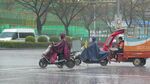 雨中骑行的三轮与摩托