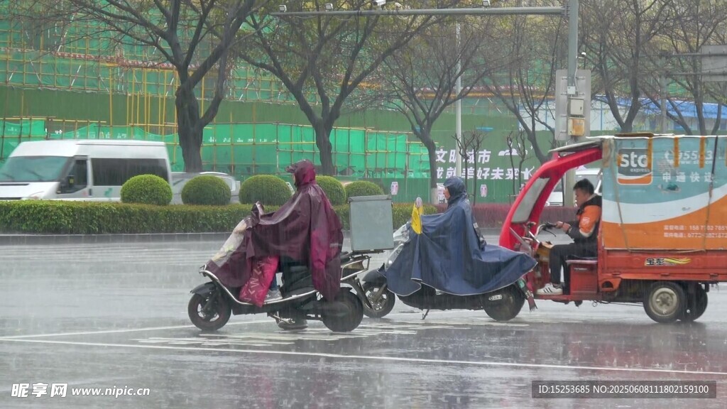 雨中骑行的三轮与摩托
