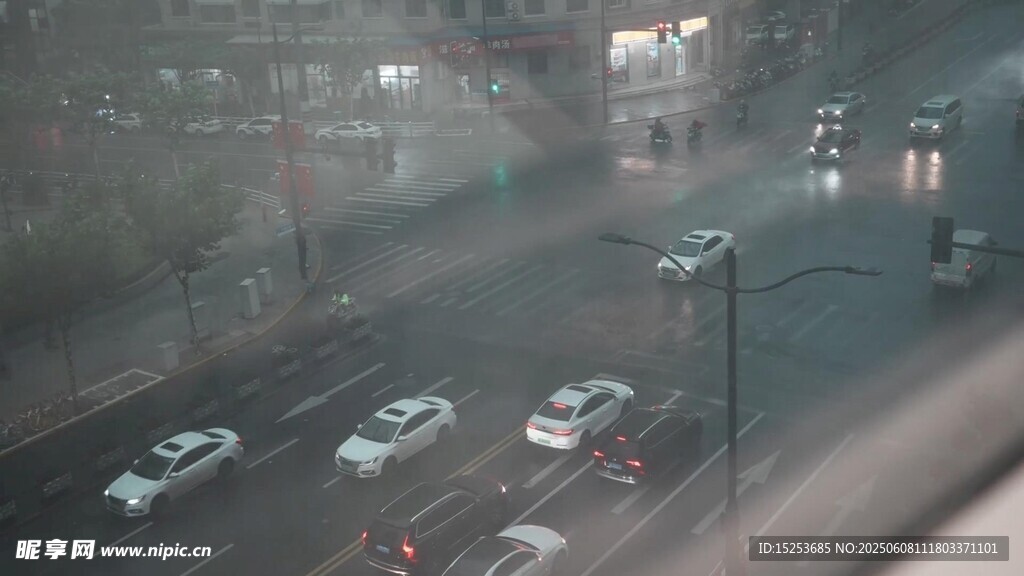 雨天城市道路车辆景象