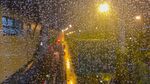 雨夜街道灯光下飘雪景象