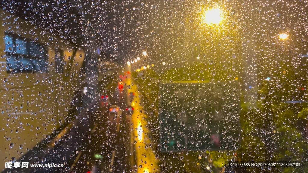 雨夜街道灯光下飘雪景象