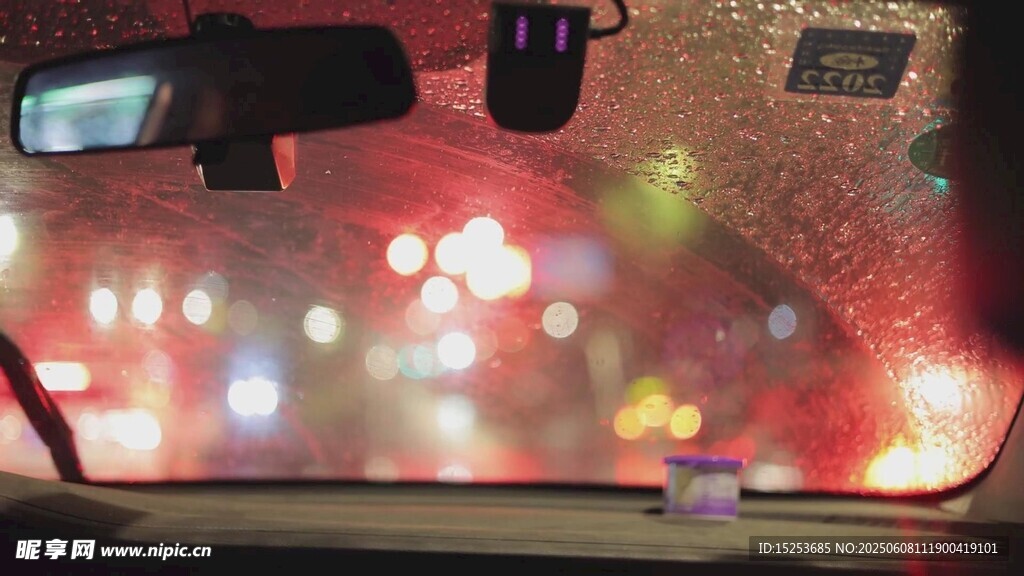 车内视角的雨夜斑斓景象