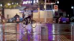 雨夜街头的骑行者