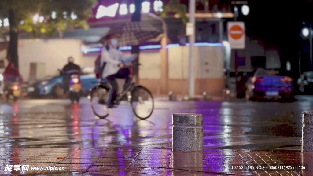 雨夜街头的骑行者