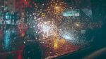 雨夜车窗上的斑斓光影