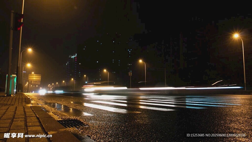 夜晚街道光影流动景象