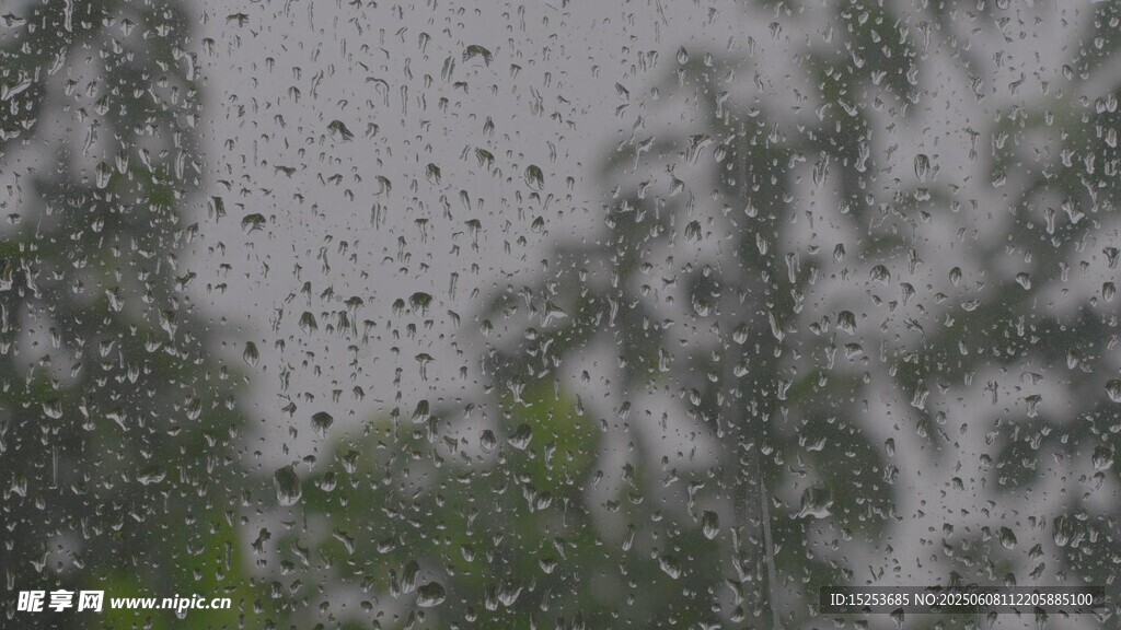 窗上雨滴模糊窗外景色