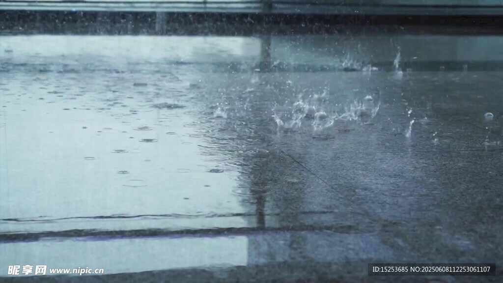 雨中地面雨滴溅起水花
