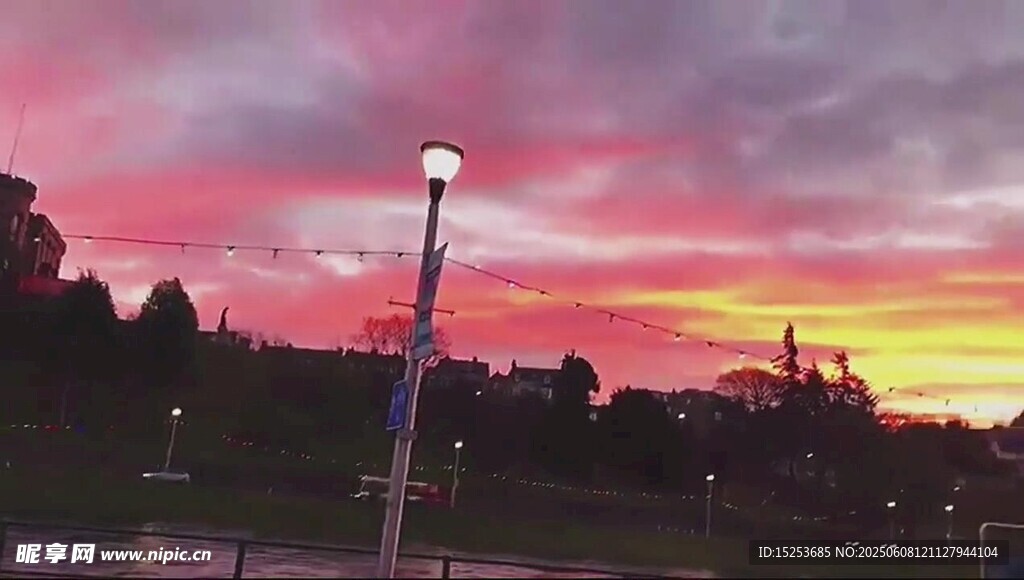 黄昏时分的绚烂天空景色