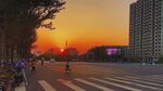 夕阳下的城市街道景象