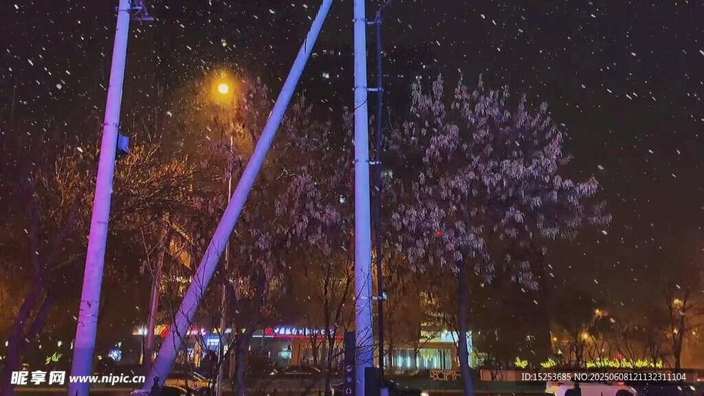 城市冬夜灯光雪景