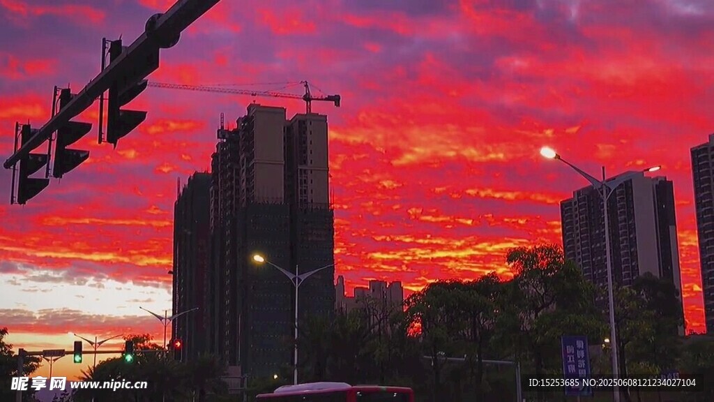 城市绚烂晚霞中的建筑剪影