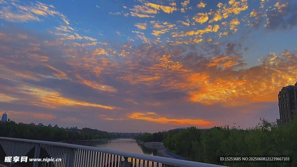 夕阳下的城市河畔美景