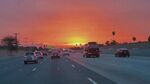 夕阳下公路上的车流