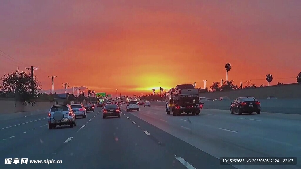 夕阳下公路上的车流