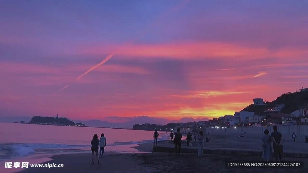 海边日落时的浪漫漫步