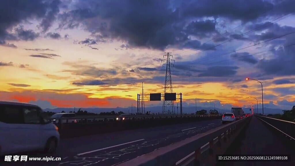黄昏下的机场跑道美景