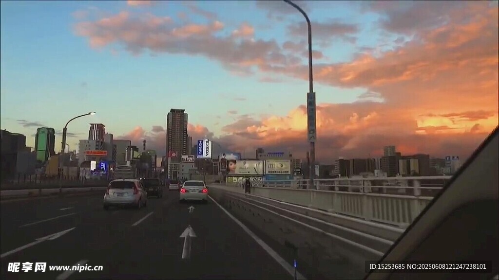黄昏时城市道路行车景象