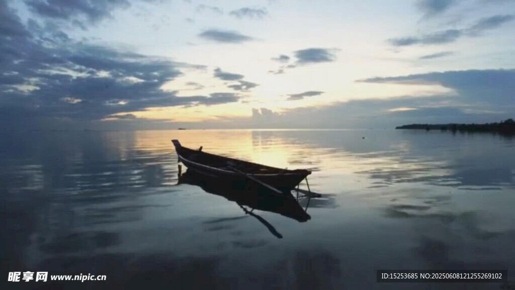 宁静湖面的孤舟日落景象