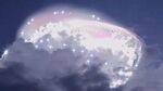 梦幻夜空下的发光云朵