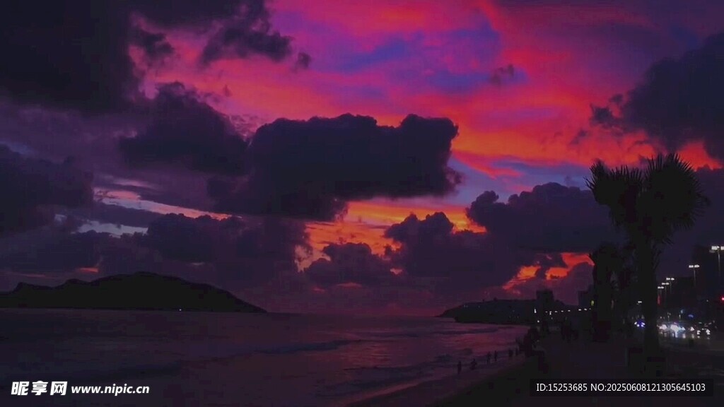 梦幻紫霞下的海边黄昏