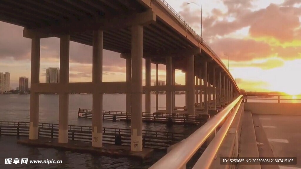 夕阳下的高架桥美景
